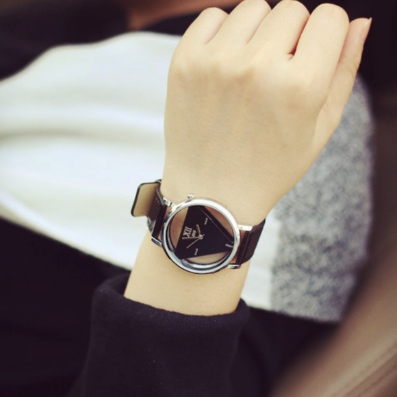 ⌚️NEW⌚️ Creative Hollow Leather Strap Quartz Watch - Picture 3 of 4